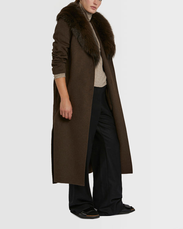 Manteau long en lainage cachemire et col en fourrure de renard