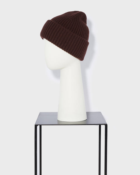 Yves Salomon - Un bonnet bordeaux avec une écharpe en laine et