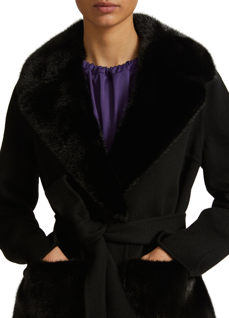 Manteau ceinturé en lainage cachemire avec col et sur-poches en vison