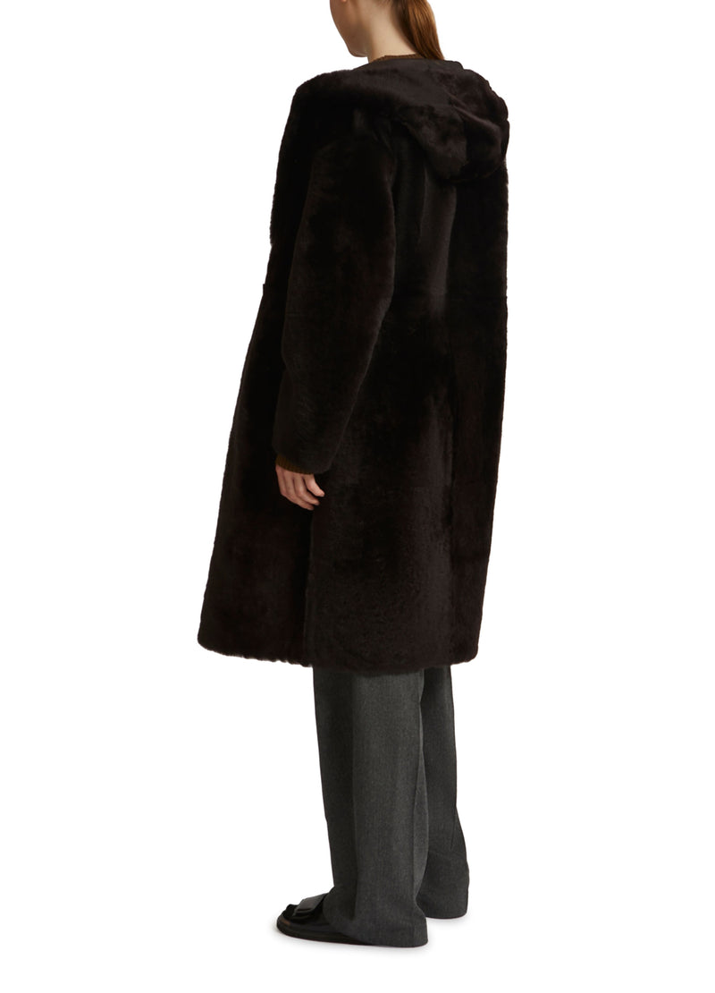 Manteau long à capuche en peau lainée