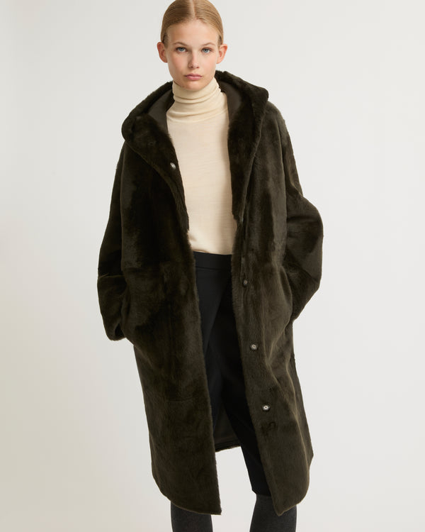 Manteau long à capuche en peau lainée