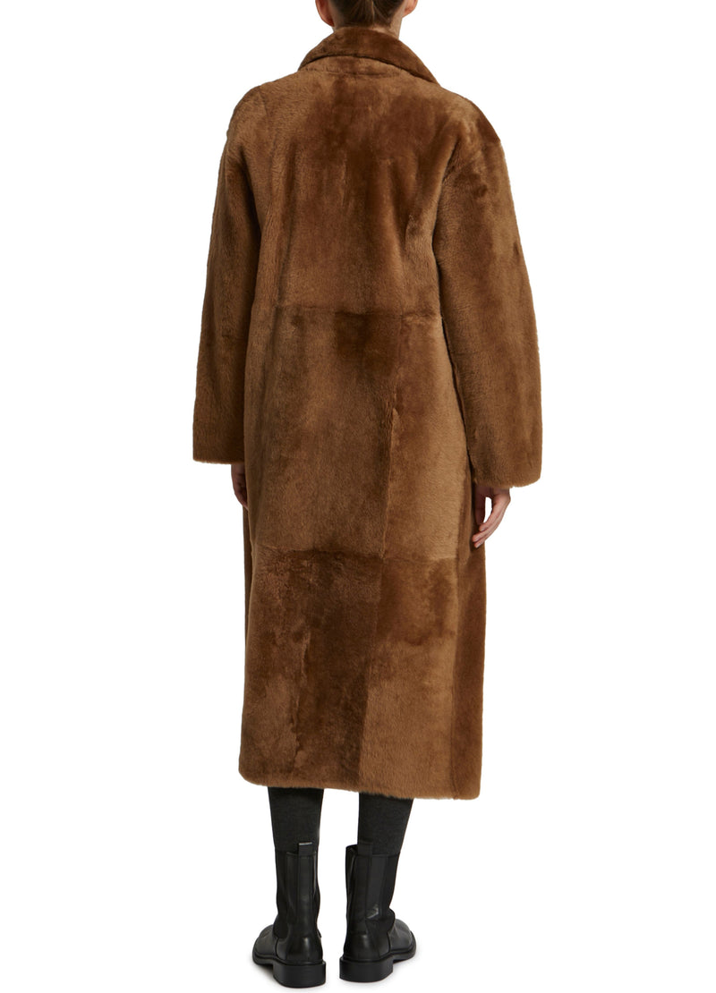Manteau long à double boutonnage en peau lainée