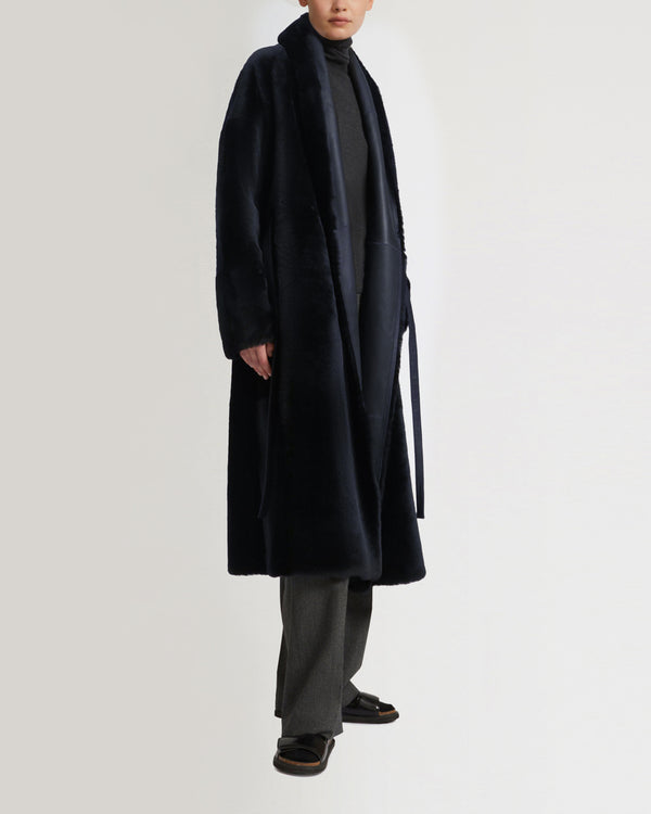 Manteau long ceinturé en peau lainée