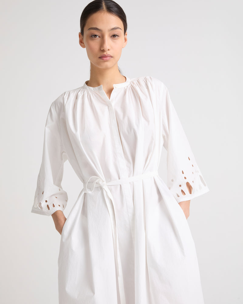 Robe en popeline de coton avec broderie anglaise