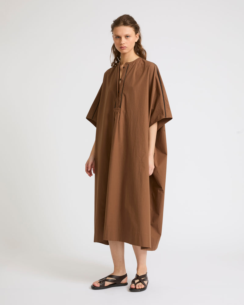 Robe kaftan en popeline de coton avec inserts de cuir