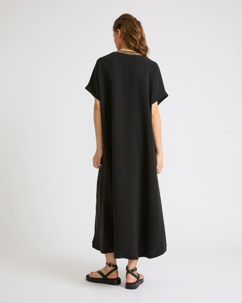 Robe brodée en crêpe de soie