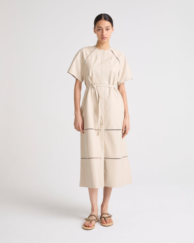 Robe ceinturée en cuir d'agneau avec jour échelle