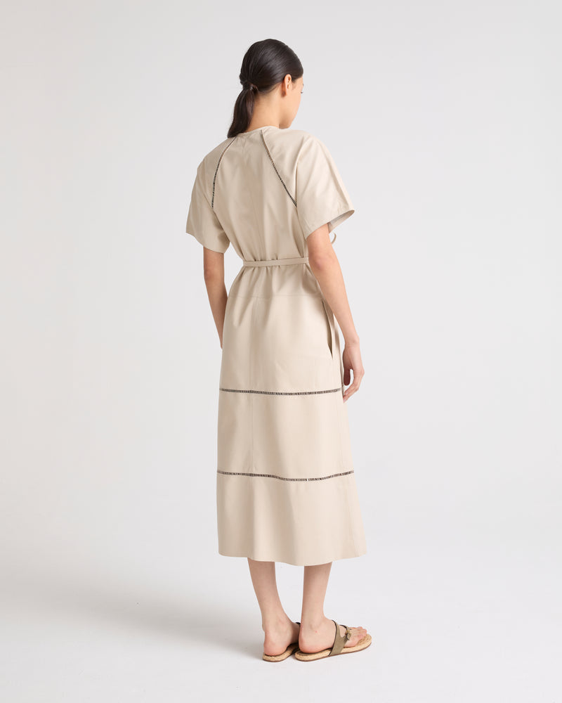 Robe ceinturée en cuir d'agneau avec jour échelle